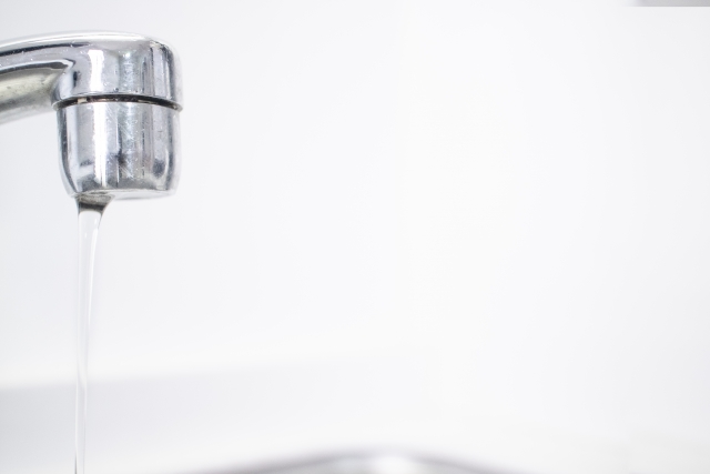 蛇口から濁った水
